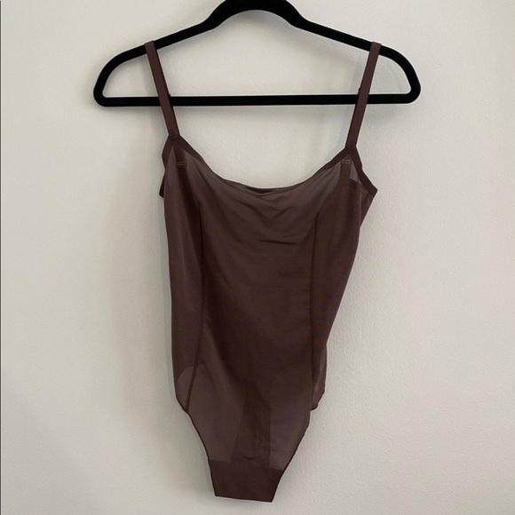 NWT SKIMS Sheer Sculpt Thong Bodysuit Brown Small - Picture 1 of 10